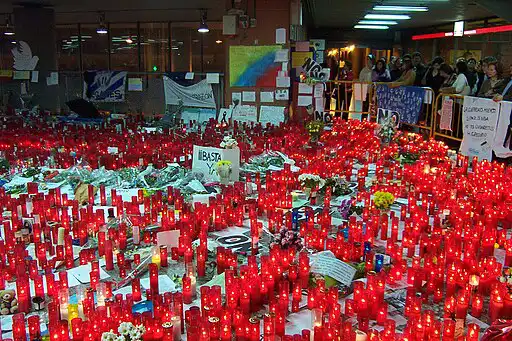 Memoriale di candele alla stazione di Atocha dopo gli attentati dell'11 marzo 2004 a Madrid
