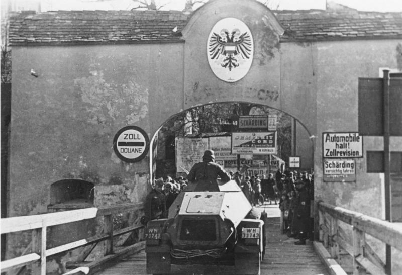 Truppe motorizzate tedesche attraversano il confine tra Schärding e Passau durante l'Anschluss, 13 marzo 1938