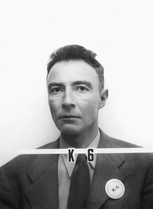 Robert Oppenheimer, foto tessera del Los Alamos National Laboratory, anni quaranta