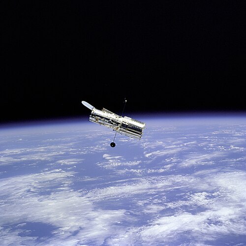 Il telescopio spaziale Hubble durante il dispiegamento dallo Space Shuttle Discovery, 25 aprile 1990