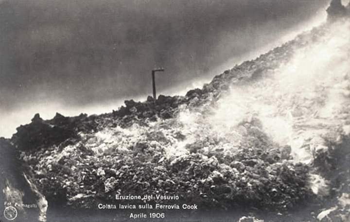 Colata lavica sulla Ferrovia Cook durante l'eruzione del Vesuvio, aprile 1906
