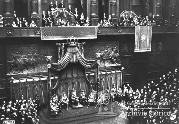 Vittorio Emanuele III inaugura la Camera dei Fasci e delle Corporazioni il 23 marzo 1939