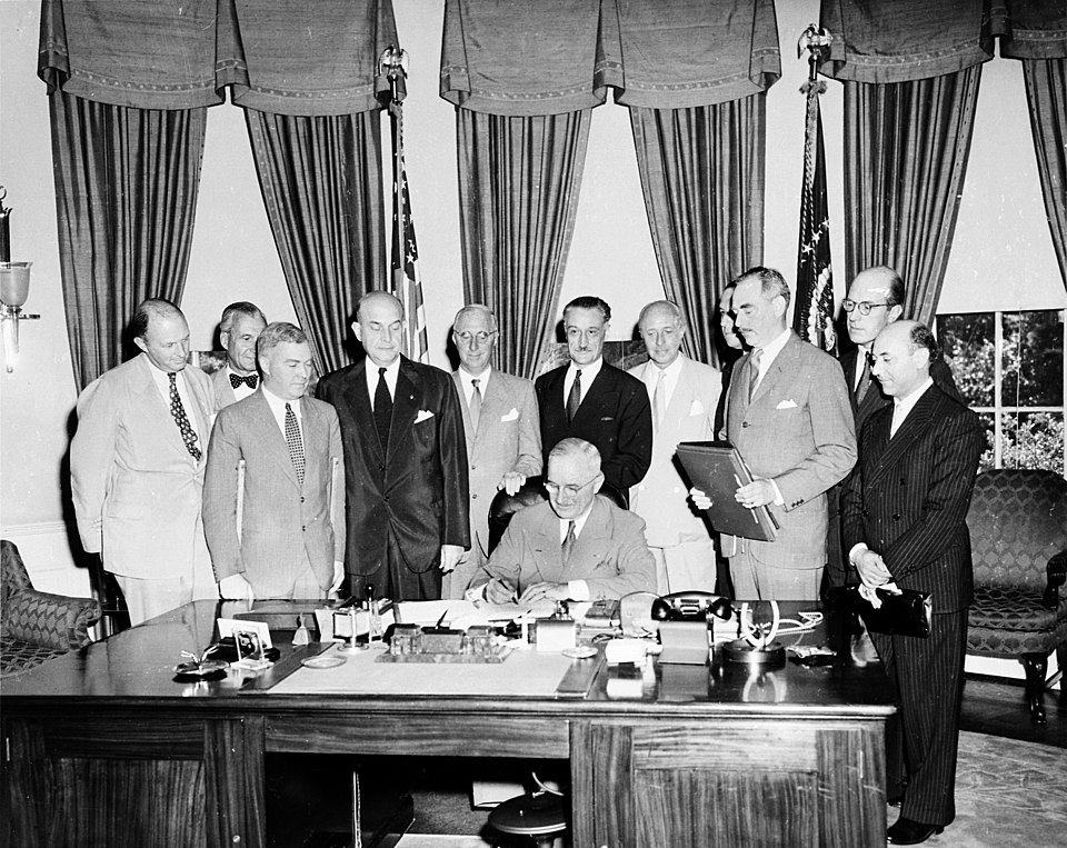 Il presidente Truman firma il Trattato del Nord Atlantico il 4 aprile 1949